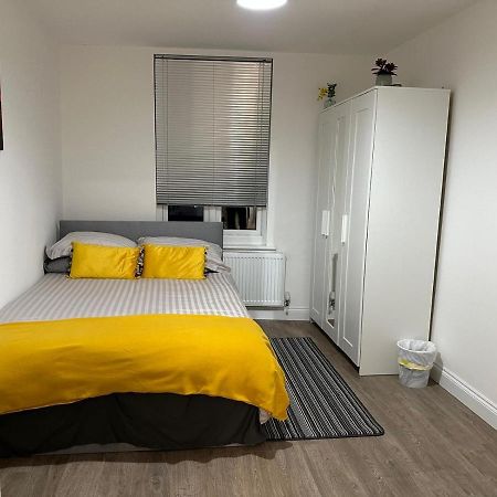 2 Bedroom Apartment Лондон Екстер'єр фото