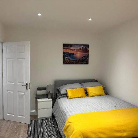 2 Bedroom Apartment Лондон Екстер'єр фото