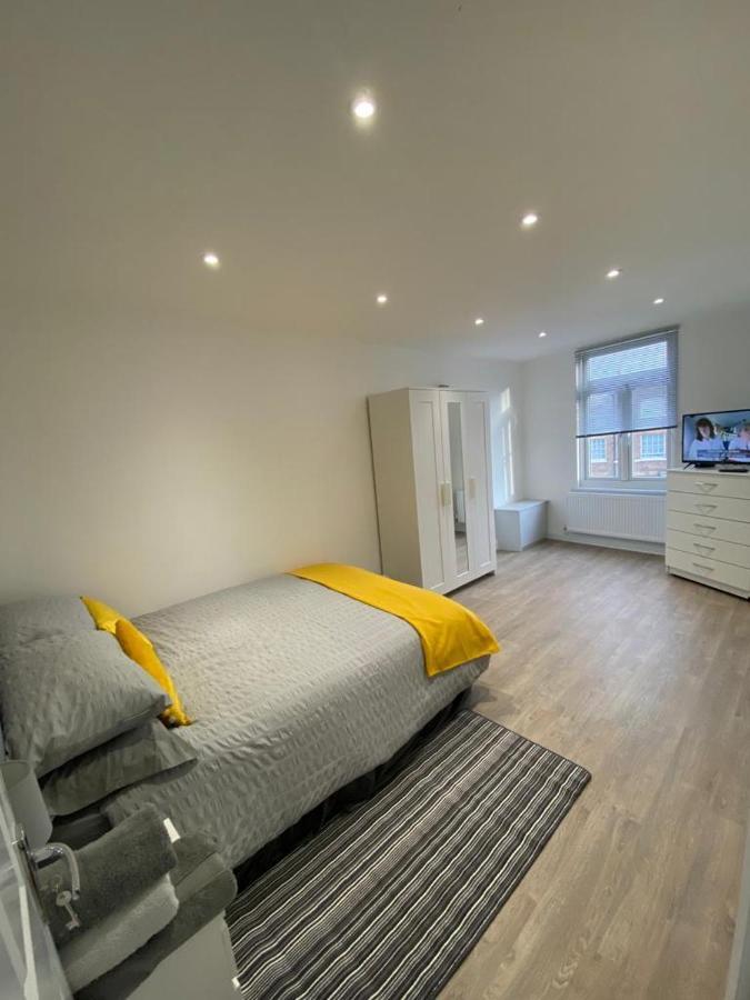 2 Bedroom Apartment Лондон Екстер'єр фото