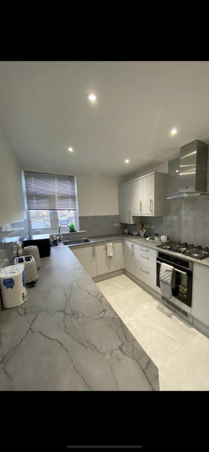 2 Bedroom Apartment Лондон Екстер'єр фото